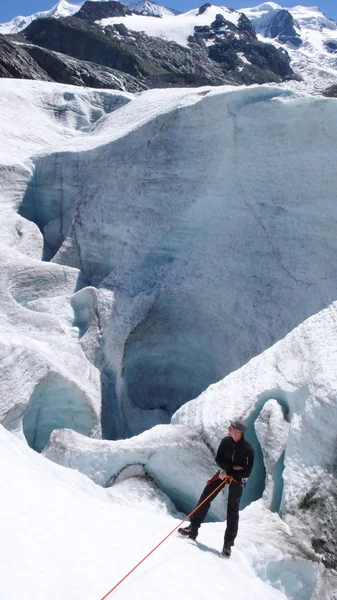 Rescate Grietas Glaciar Los Alpes Suizos Con Alpinista Macho Colgado —  Fotos de Stock