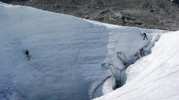 Dos Candidatos Guía Montaña Entrenando Habilidades Hacha Hielo Cuerda Glaciar —  Fotos de Stock