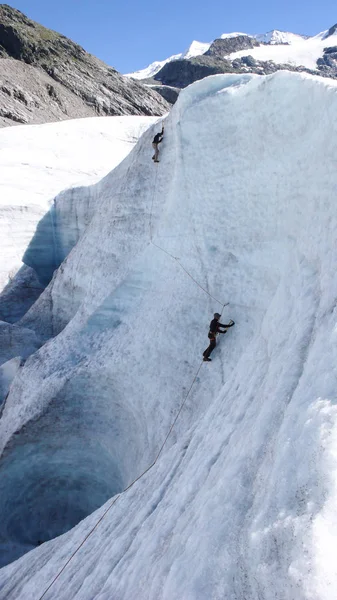 Dos Candidatos Guía Montaña Entrenando Habilidades Hacha Hielo Cuerda Glaciar —  Fotos de Stock