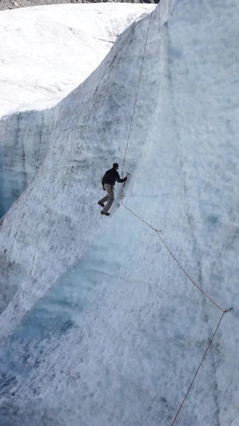 Joven Guía Montaña Entrenando Habilidades Hielo Cuerda Para Escalar Montañas —  Fotos de Stock