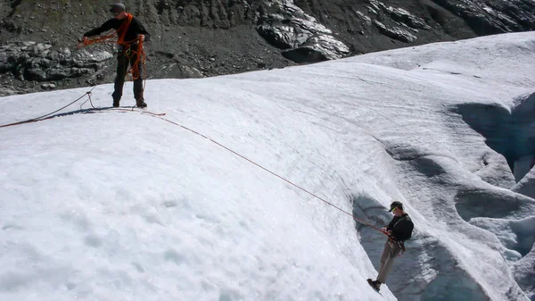 Dos Candidatos Guía Montaña Entrenando Habilidades Rescate Grietas Cuerda Glaciar —  Fotos de Stock