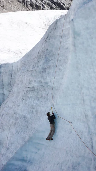 Joven Guía Montaña Entrenando Habilidades Hielo Cuerda Para Escalar Montañas —  Fotos de Stock