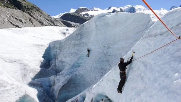 Dos Candidatos Guía Montaña Entrenando Habilidades Hacha Hielo Cuerda Glaciar —  Fotos de Stock