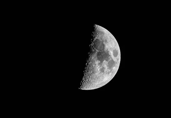 Большая Яркая Полулуна Темном Ночном Небе — стоковое фото