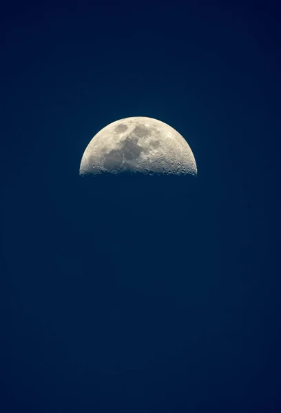 Étrange Vue Verticale Une Demi Lune Dans Ciel Nocturne Bleu — Photo