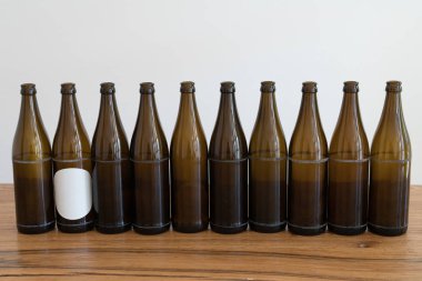 boş kahverengi bira şişeleri ve kopya alanı bol kapat