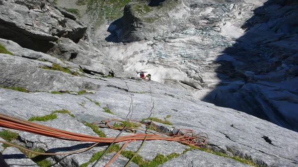 高山指南在坚硬花岗岩攀登到高山高峰在瑞士阿尔卑斯 — 图库照片