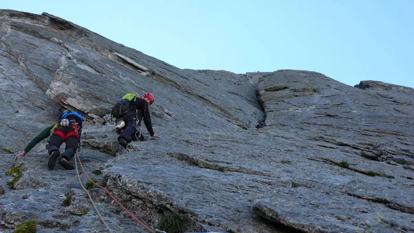 在瑞士阿尔卑斯山 Pizzo 巴迪乐陡峭经典和著名东北面上攀岩者绳队 — 图库照片