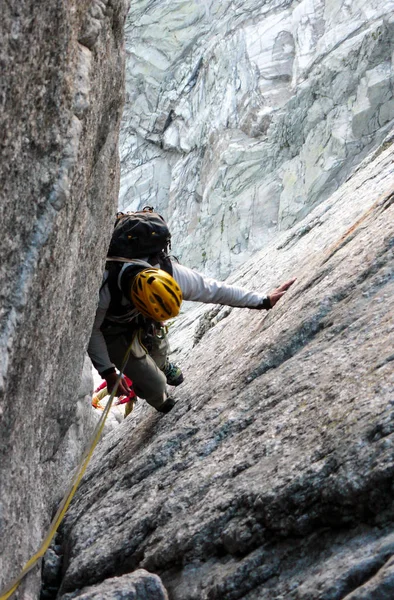 Bergführer Beim Harten Granitaufstieg Auf Einen Hochalpinen Gipfel Den Schweizer — Stockfoto
