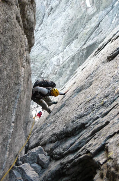スイス アルプスの高高山のピークに登るハード花崗岩の山ガイド — ストック写真