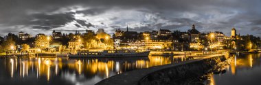 liman ve İskele ve ön planda tekne ile Murten İsviçre gece manzarası