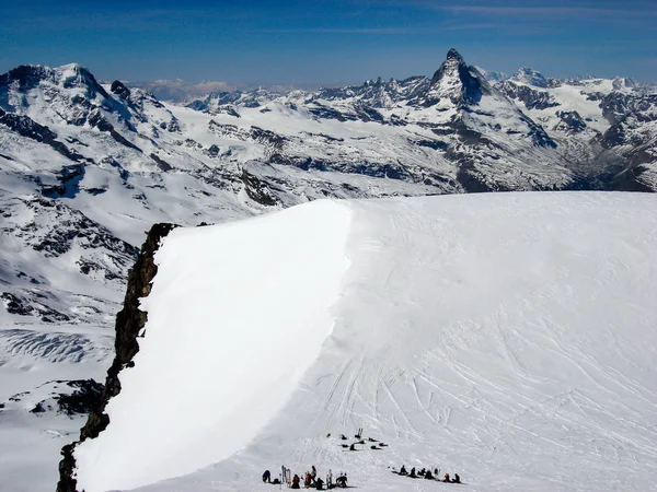Molti Sciatori Fondo Altopiano Cima Nelle Alpi Svizzere Vicino Zermatt — Foto Stock
