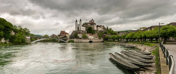 Aarburg Wieś Kasty Kościół Rzeki Aare Łodzi Pierwszym Planie — Zdjęcie stockowe