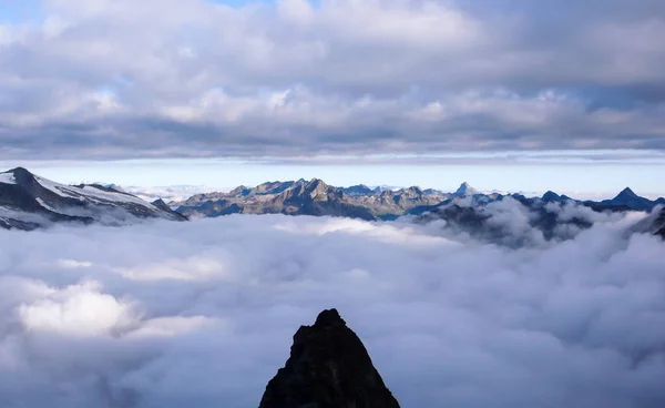 Agudo Pico Montaña Gran Paisaje Detrás Con Cubierta Nubes Valle — Foto de Stock
