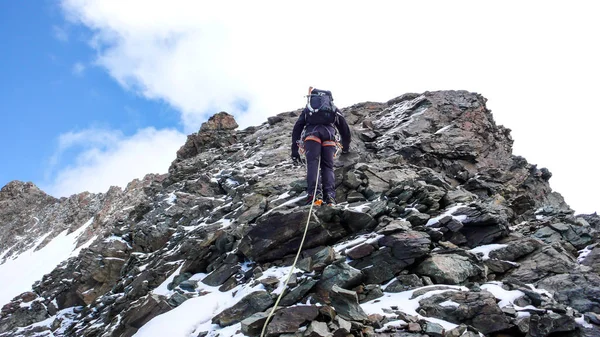 Горный Гид Крутом Обнаженном Скалистом Хребте Пути Высокой Альпийской Вершине — стоковое фото