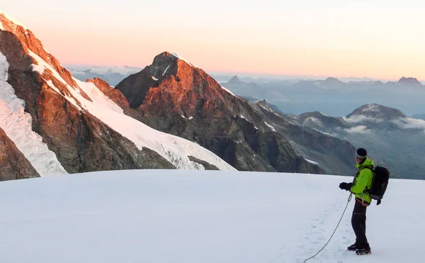 Male Mountain Climber Stands High Alpine Glacier Dawn Admires Fantastic — Stock Photo, Image