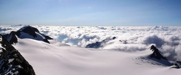 Panoramatický Pohled Horské Krajiny Švýcarsku Velkými Ledovci Moře Mraků Pod — Stock fotografie