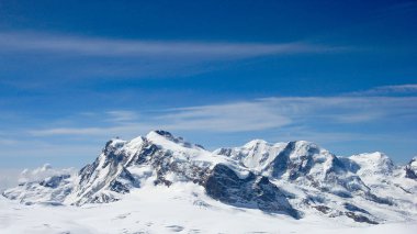 Panorama dağ manzarası Zermatt yakınındaki İsviçre Alpleri'nde kış mavi gökyüzü altında güzel bir gün