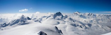Panorama dağ manzarası Zermatt yakınındaki İsviçre Alpleri'nde kış mavi gökyüzü altında güzel bir gün