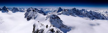 fantastik kış dağ panorama yüksek tepeler bir görünümünü ve Silvretta Dağları bir güzel kış gününde İsviçre Alpleri'nde buzullar