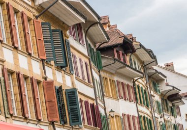 satır satır üzerine eski cephede güzel windows ve birçok farklı renklerde ahşap kepenkleri ile ev