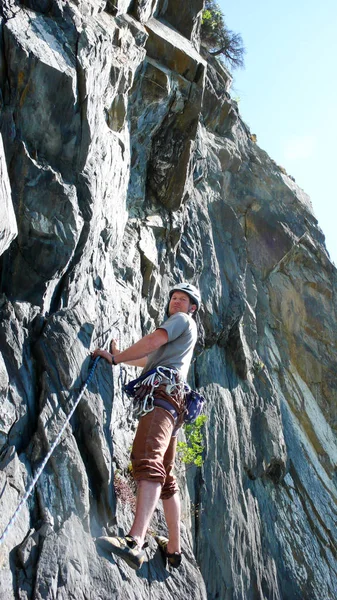 Bergführer Bergsteiger Auf Einer Kalksteinplattenkletterroute Den Schweizer Alpen Einem Schönen — Stockfoto