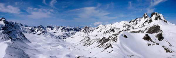 冬の山のパノラマ ビューがクロスタース近くスイス アルプスの風景します — ストック写真