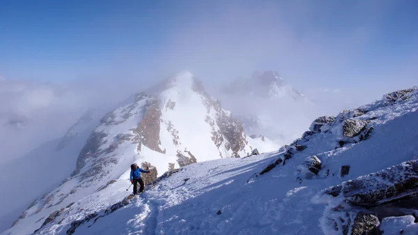 Férfi Backcountry Síelő Túrázás Magas Alpesi Csúcson Svájcban Rock Hegygerincen — Stock Fotó