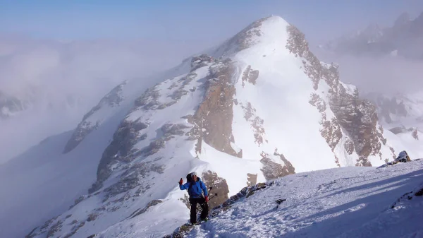 Remek Férfi Backcountry Síelő Túrázás Magas Alpesi Csúcson Svájcban Rock — Stock Fotó