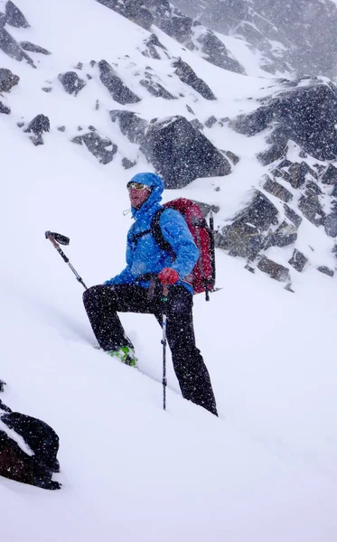 Masculino Volta Esquiador País Escalando Couloir Íngreme Neve Profunda Durante — Fotografia de Stock