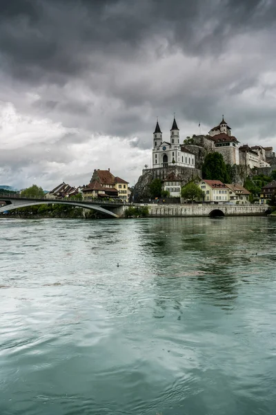 Aarburg Wieś Kasty Kościół Rzeki Aare Łodzi Pierwszym Planie — Zdjęcie stockowe