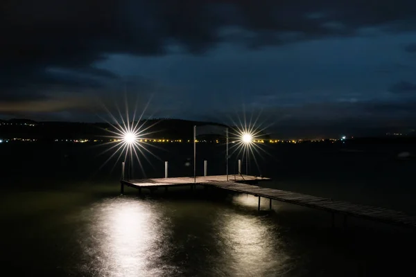 Badbrygga Vid Sjön Natten Med Två Lampor Brinnande Ljus Över — Stockfoto