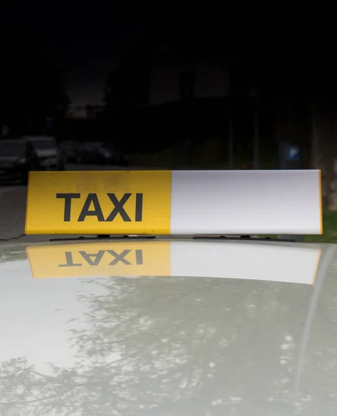 Знак Такси Крыше Серого Автомобиля — стоковое фото