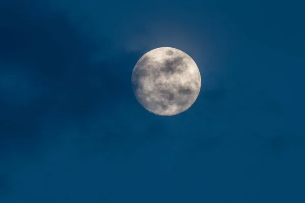 Великолепная Полная Луна Темно Синем Ночном Небе Покрыта Мягкими Темными — стоковое фото
