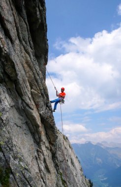 erkek rock tırmanma abseiling sonra zor bir tırmanış İsviçre Alpleri'nde rota tırmanma dik kaya kapalı