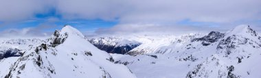 Panorama kış tepeler ve St. Moritz yakınındaki göl içinde belgili tanımlık geçmiş ile dağ manzarası