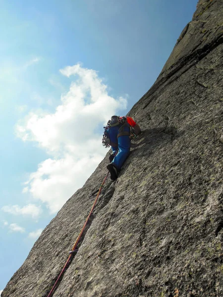 在阿尔卑斯山陡峭的花岗岩攀登路线上身着鲜艳颜色的攀岩者 — 图库照片