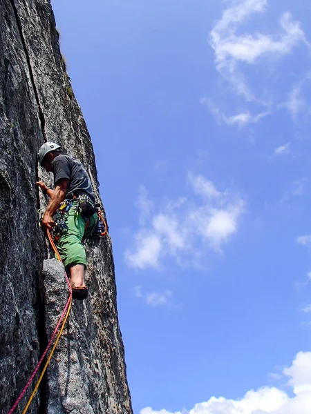 Bergsteiger Leuchtenden Farben Auf Einer Steilen Granitkletterroute Den Alpen — Stockfoto