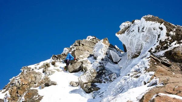 Masculino Esquiador Sertanejo Escalando Uma Montanha Belo Dia Inverno Nos — Fotografia de Stock