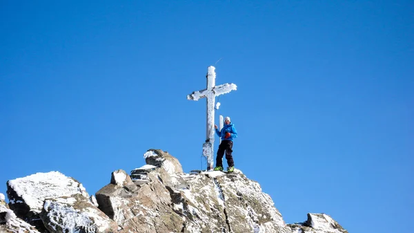 Masculino Esquiador Sertanejo Cruz Cúpula Pico Alpino Alto Belo Dia — Fotografia de Stock