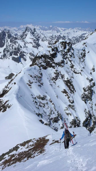 Caminhadas Masculino Esquiador Sertanejo Longo Uma Estreita Crista Neve Para — Fotografia de Stock