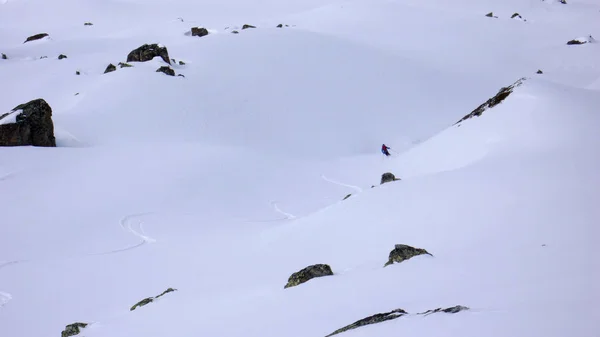 Esquiador Macho Pistas Frescas Neve Intocada Sertão Dos Alpes Suíços — Fotografia de Stock