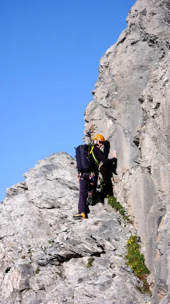 澄んだ青い空の下で長い登山ルートの開始で男性登山 — ストック写真
