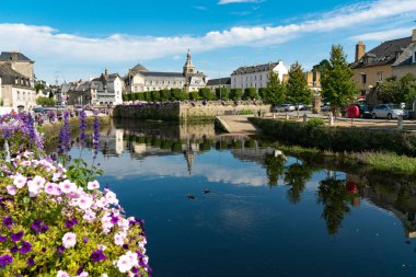 Laita nehri ve Güney Brittany 'deki Quimperle kasabası.