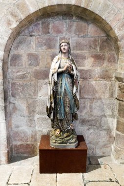 Quimperle 'deki Abbey Sainte-Croix' in içindeki dini heykel manzarası