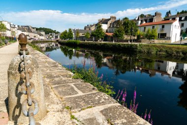 Laita nehri ve Güney Brittany 'deki Quimperle kasabası.