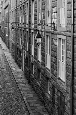 Saint-Malo İç-Muros Mahallesi 'ndeki tarihi Norman taş evlerinin siyah beyaz manzarası