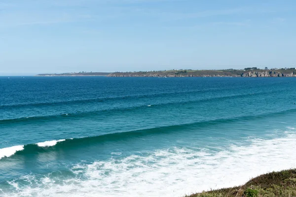 Gronddeining golven rollen op het Blancs Sablons strand in Bretagne — Stockfoto