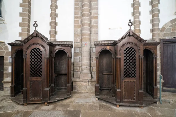 Blick auf den Beichtstuhl in der Abtei Saint-Croix in Quimperle — Stockfoto