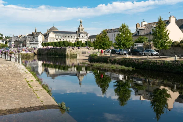 Rzeka Laita i małe miasteczko Quimperle w południowej Bretanii — Zdjęcie stockowe